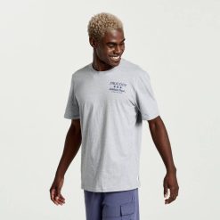 ξεκούραστο μπλουζάκι XB6V354 ανοιχτό γκρι γραφικό ρείκι Saucony